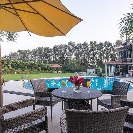 Stayvista At The Banyan Abode With Pool Table, Pet Friendly & Outdoor Pool Manesar Extérieur photo