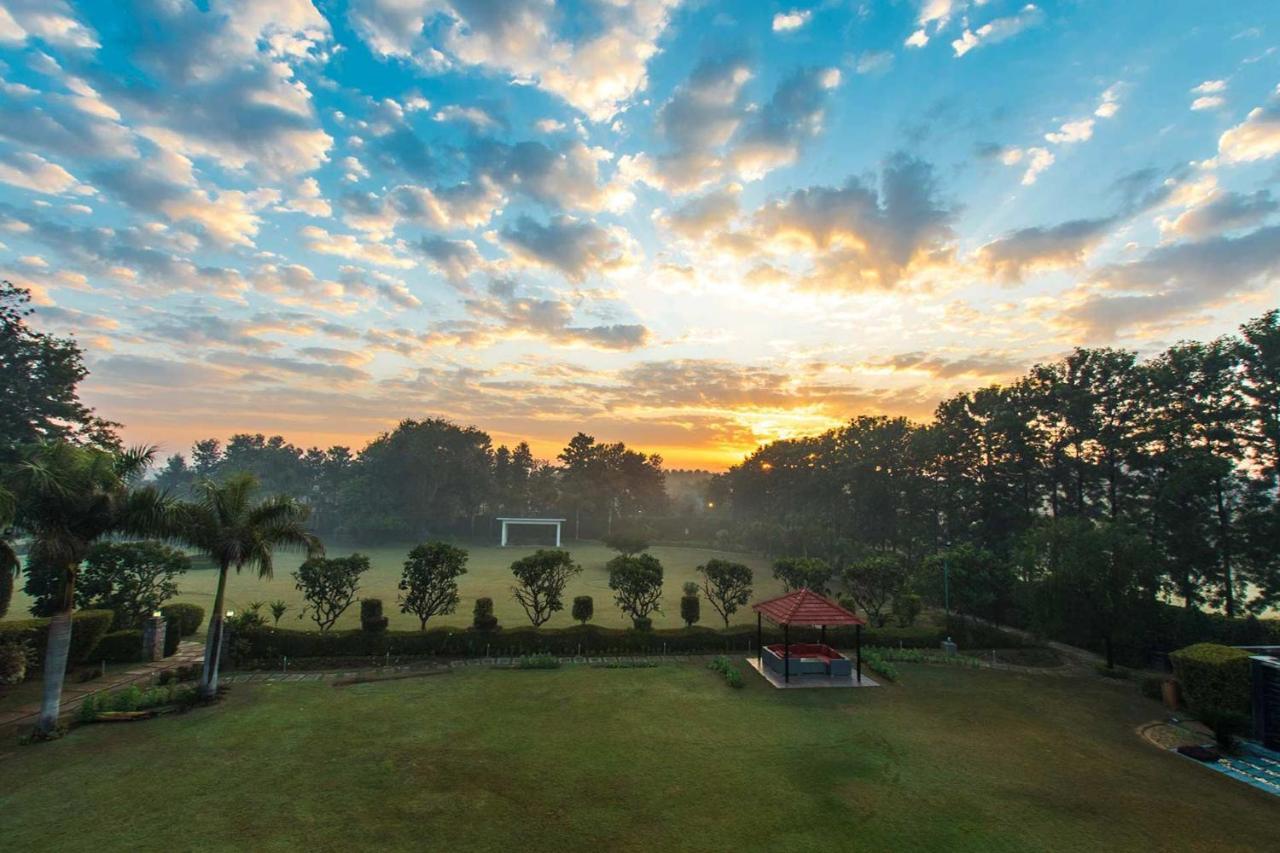 Stayvista At The Banyan Abode With Pool Table, Pet Friendly & Outdoor Pool Manesar Extérieur photo