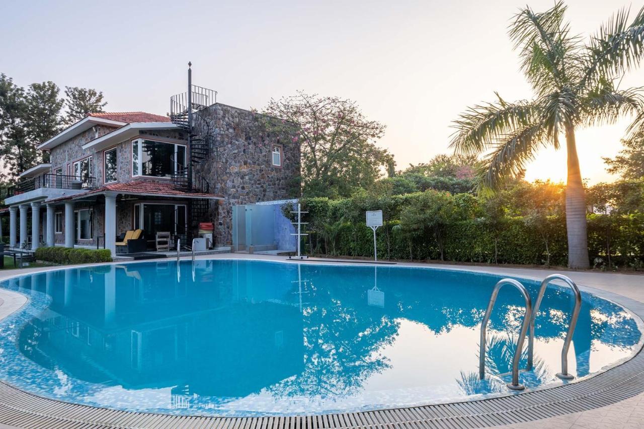 Stayvista At The Banyan Abode With Pool Table, Pet Friendly & Outdoor Pool Manesar Extérieur photo