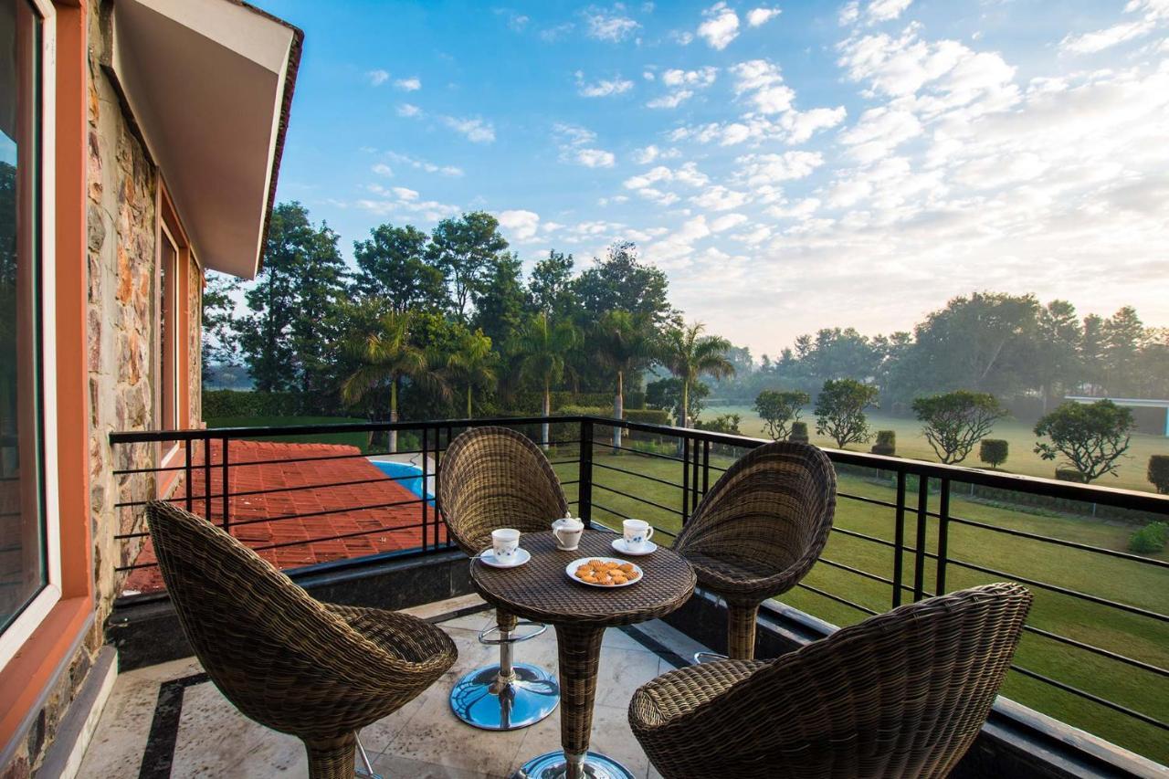 Stayvista At The Banyan Abode With Pool Table, Pet Friendly & Outdoor Pool Manesar Extérieur photo